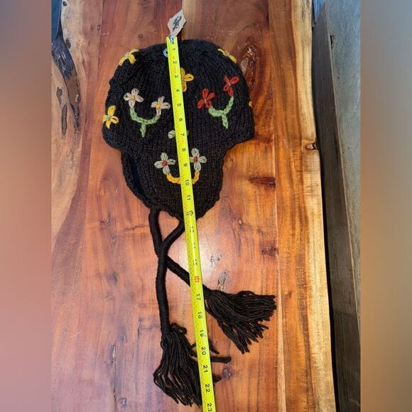 Handcrafted by Napalis artisans Chullo Knit Nepal Wool Hat, Green Flowers w/ties - Picture 5 of 9